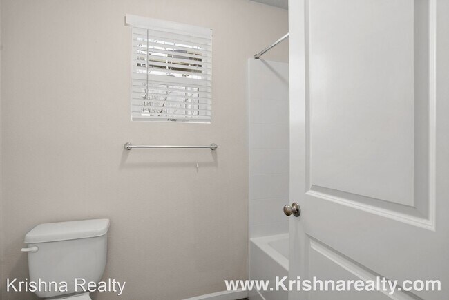 Building Photo - 3 br, 2.5 bath House - 10571 NE Park Ridge...