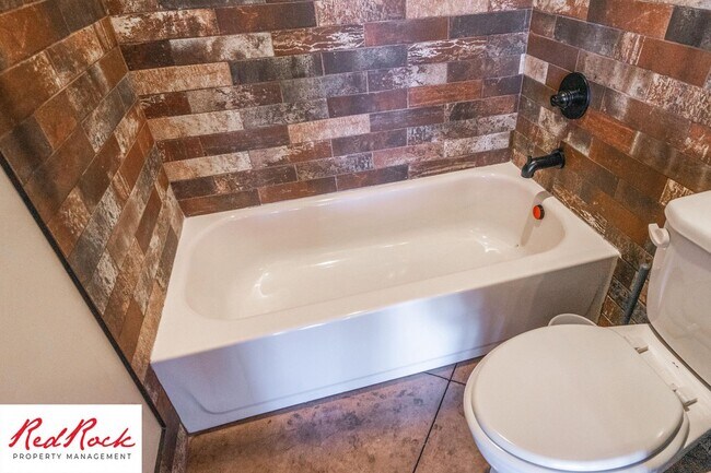 Building Photo - 4 Bedroom Luxury Home Near Sand Hollow