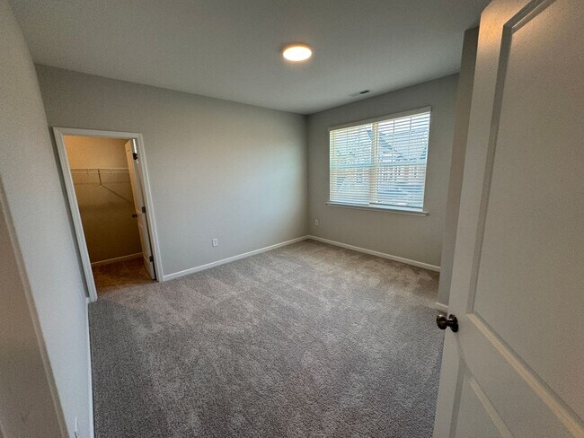 Building Photo - LIKE-NEW 4 Bed/4 Bath in N. Raleigh!