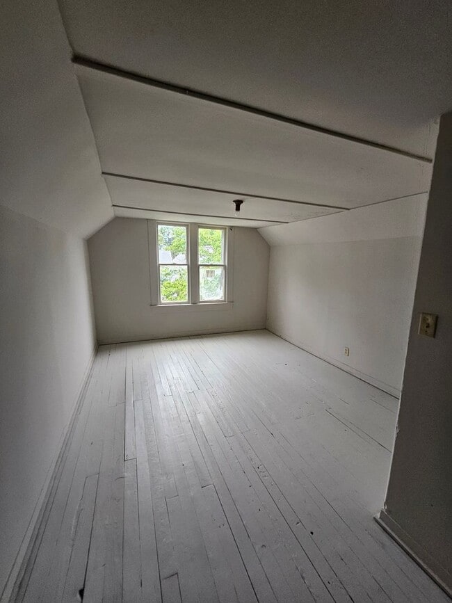 Primary Photo - 4 bed 1 bath home