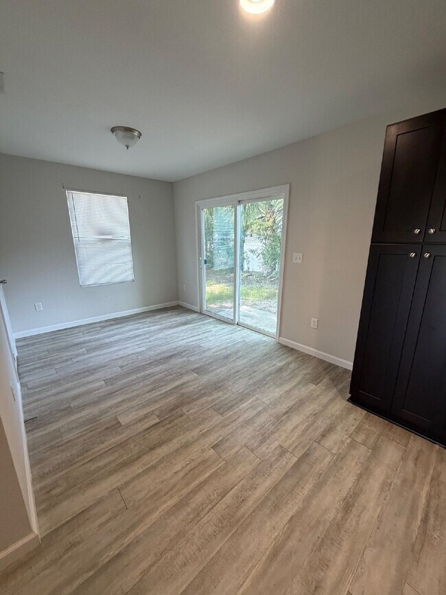 Building Photo - 3 bedroom 2.5 bath home with 1 car garage