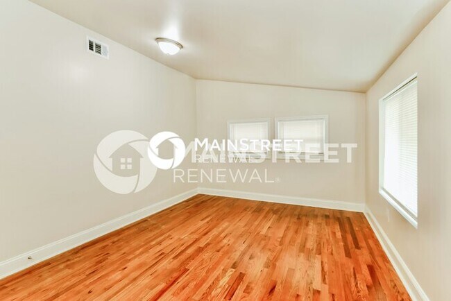 Building Photo - 3 Bedroom Pet-Friendly Home in Louisville, KY with Main Street Renewal