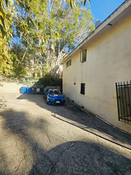 Building Photo - 1850 N La Brea Ave