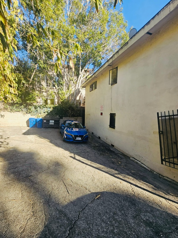 Building Photo - 1850 N La Brea Ave