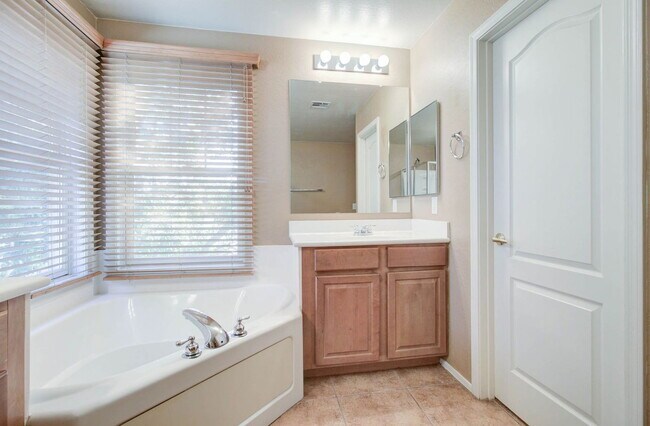 Building Photo - 15882 N 172nd Ln