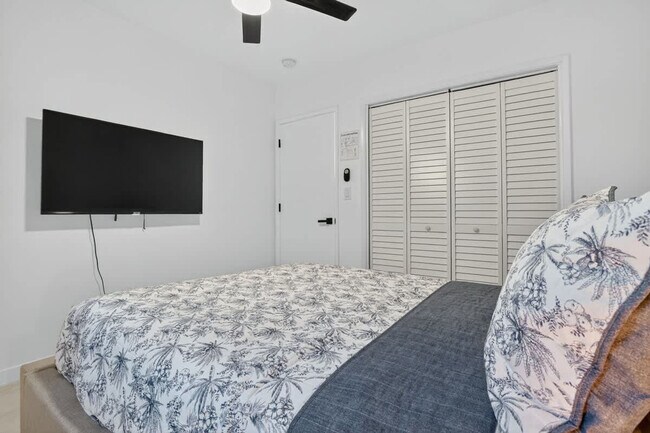 Building Photo - 5760 NE 18th Ave