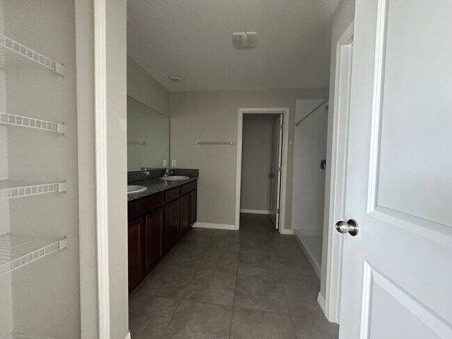 Building Photo - Beautiful 6 Bedroom Home