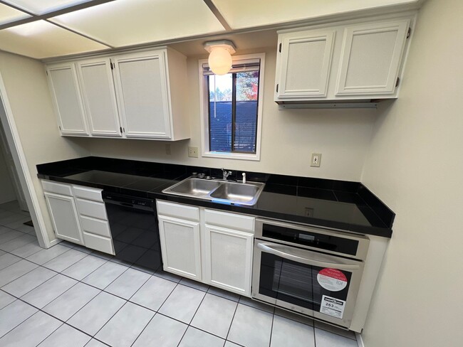 Building Photo - Large Updated Two Bedroom Condo in South Salem with a Deck and Patio