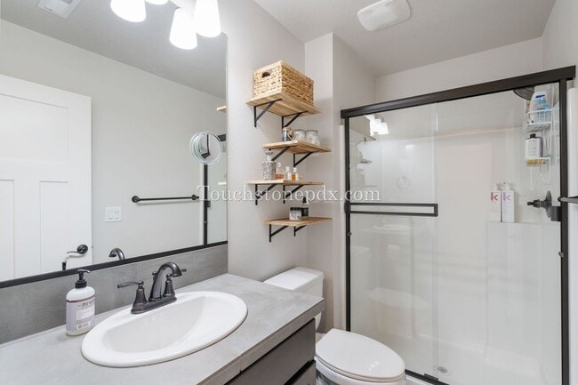 Building Photo - Luxurious 4 Bed/3.5 Bath Residence - Your ...