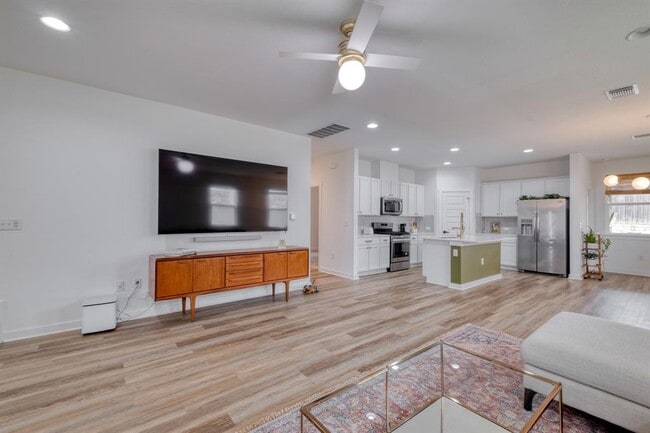 Building Photo - 10003 Baden Ln