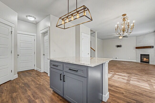 Building Photo - 5140 N Elmstone Ave