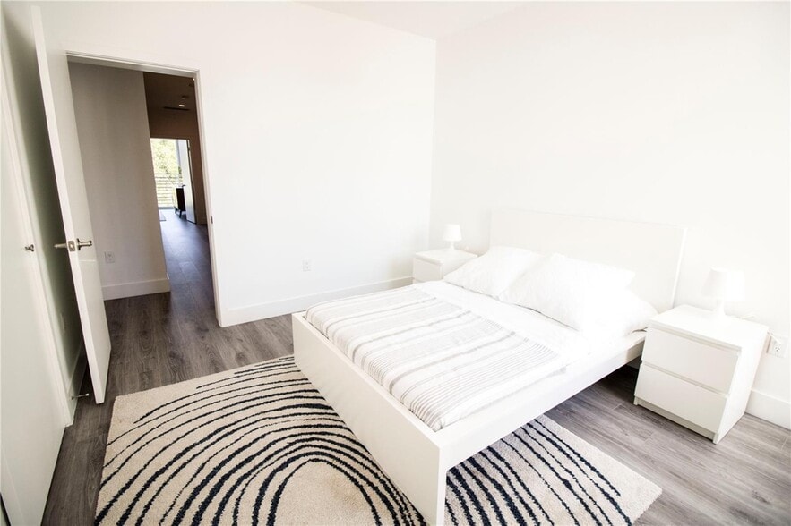 Building Photo - 2465 NE 135th St