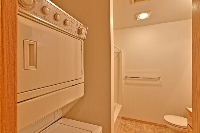 Building Photo - Charming 2-Bedroom Ground-Level Home in Qu...