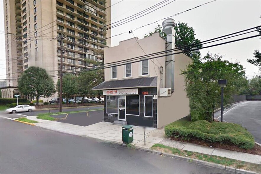 Building Photo - 1576 Anderson Ave