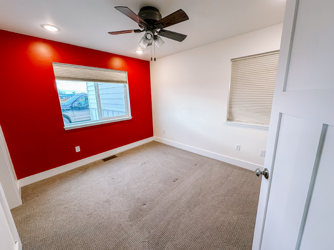 Building Photo - $500 OFF FIRST MONTHS RENT