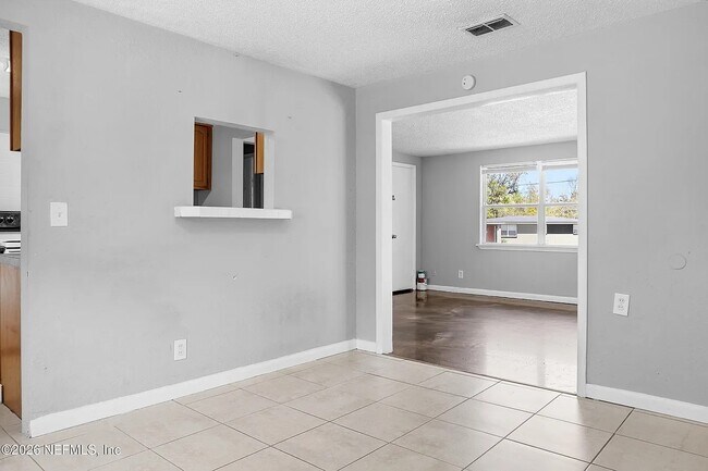 Building Photo - 5829 Ensenada Rd