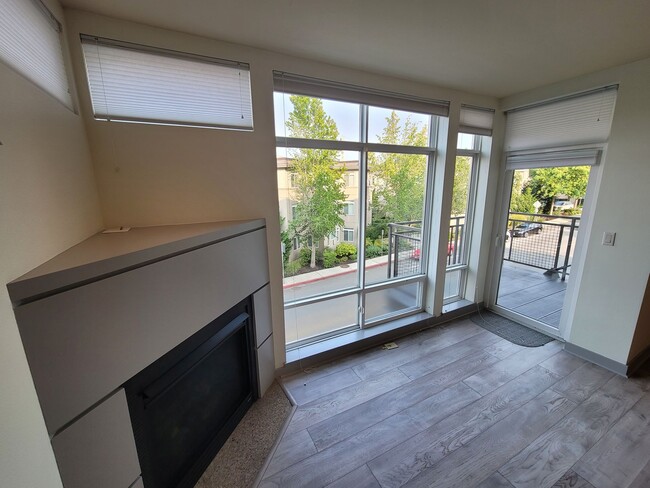 Building Photo - Spacious Kirkland Central Condo for Rent.