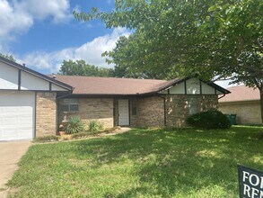 Building Photo - 3/2 off Loy Lake in Sherman!