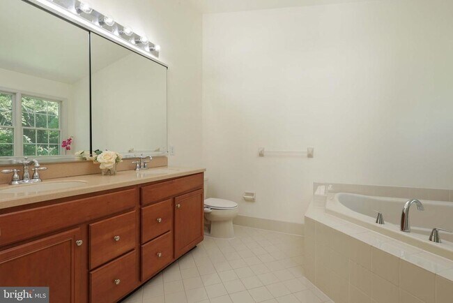 Building Photo - 11 Wedgewood Ct