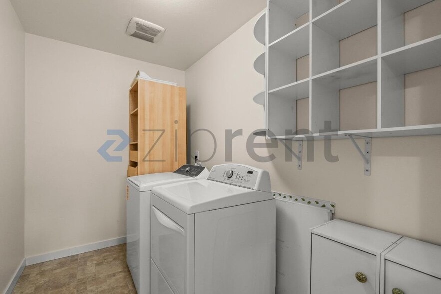 Building Photo - Unit