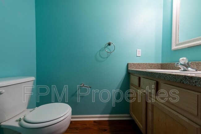 Building Photo - 807 Scrub Jay Dr