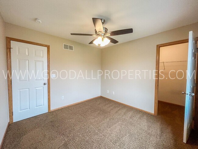 Building Photo - 3 Bedroom, 2.5 Bathroom in West Des Moines