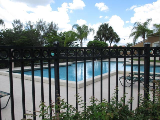 Building Photo - 1141 Lake Victoria Dr