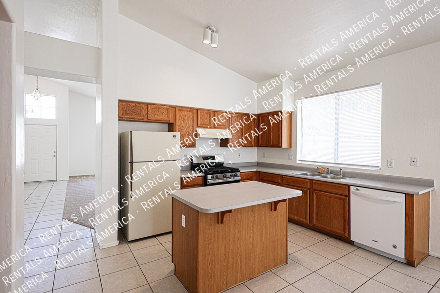 Building Photo - 7257 E Lakeview Ave