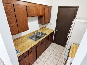 Building Photo - 1 Bedroom 1 bathroom apartment on the seco...