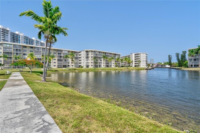 Building Photo - 2851 Leonard Dr