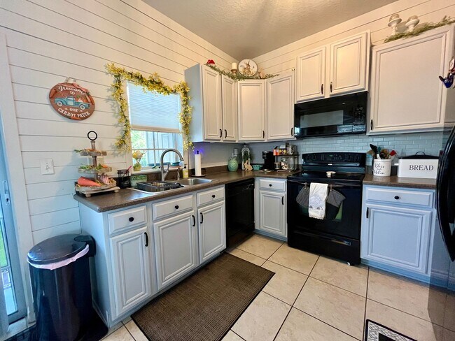 Building Photo - Beautiful Townhome