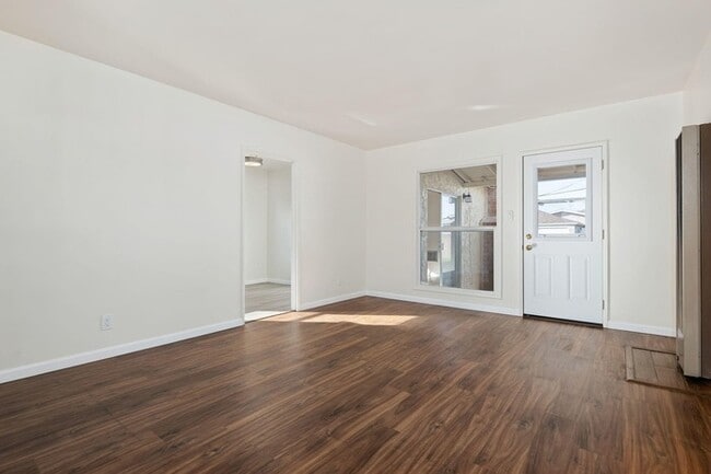 Building Photo - Updated Home with Guest Suite, Fireplace & RV Parking in Northwest Oxnard