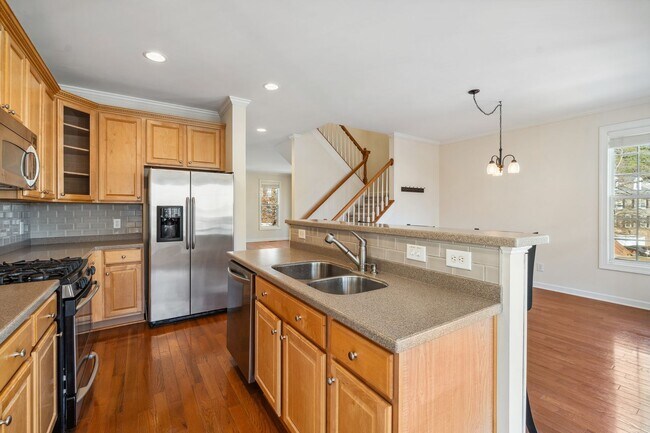 Building Photo - Olde Raleigh Stunner! 2 Primary Suites! Flexible move in date!