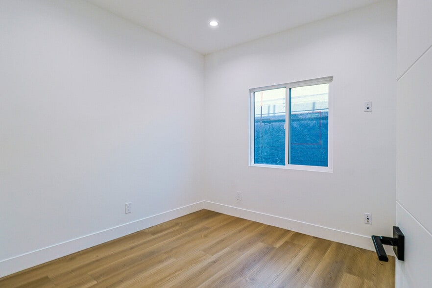 Building Photo - 4848 W 17th St