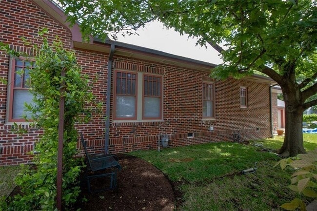 Building Photo - Best located house in West Campus, 6 large bedrooms open floorplan.