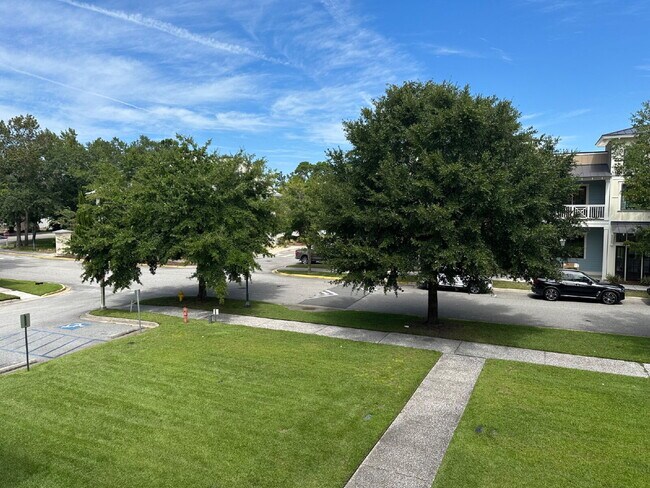 Building Photo - Beautiful Two Bedroom Fully Furnished Townhome Located in Bluffton Village!