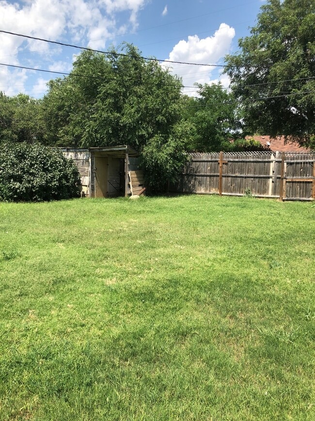 Building Photo - Located in Avondale!!! 3/1 Large Fenced Ba...