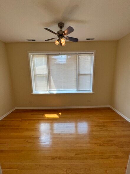 Building Photo - 2553 W Ardmore Ave