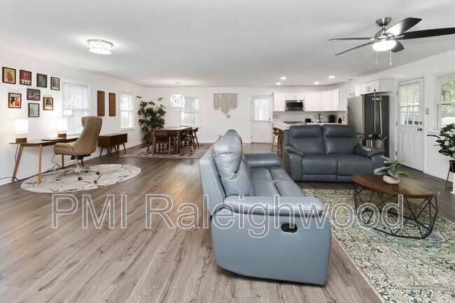 Building Photo - 5017 Gatewood Dr