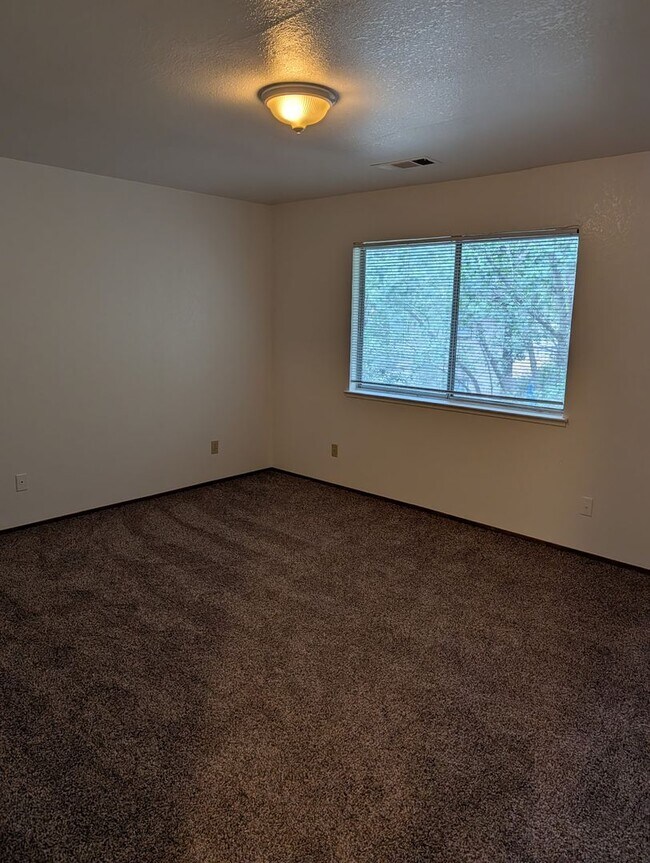 Building Photo - Newly remodeled Townhouse