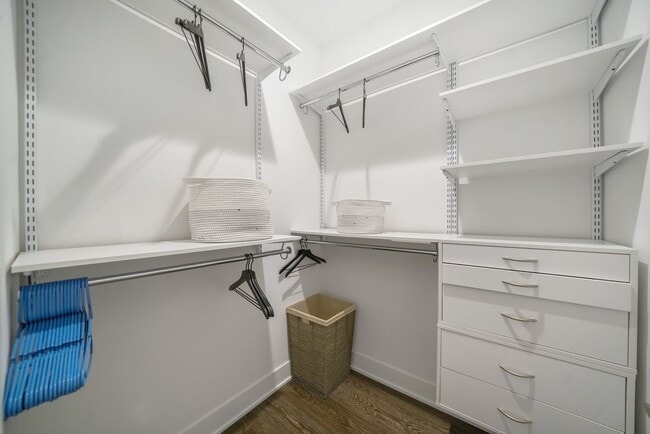 Building Photo - Luxury Fully Furnished 3 Bed 3.5 Bath Town...