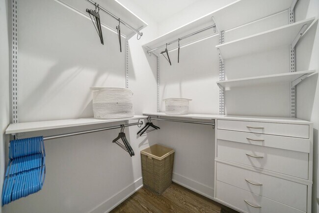 Building Photo - Luxury Fully Furnished 3 Bed 3.5 Bath Townhome in Darlington Ridge