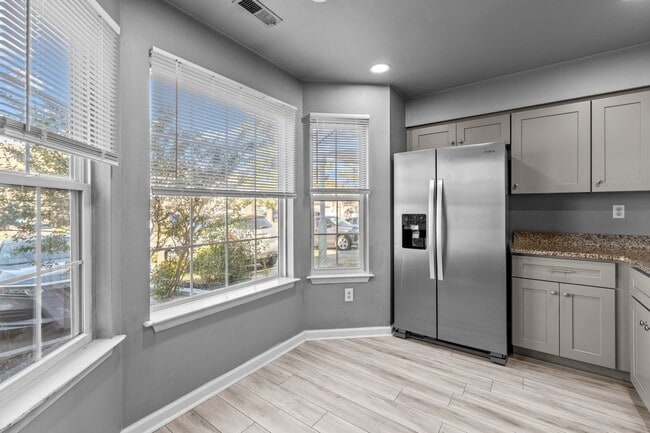 Building Photo - Charming and updated Virginia Beach townho...