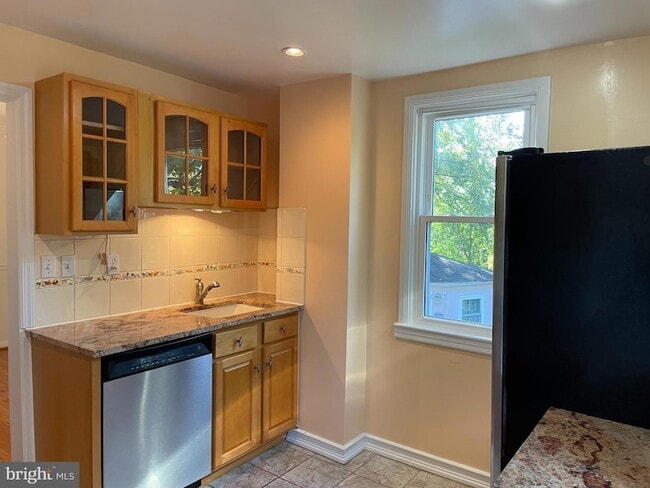 Building Photo - 610 Ritchie Ave