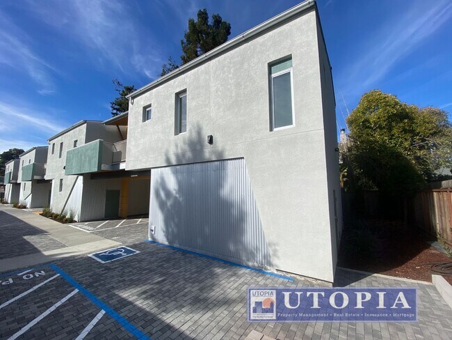 Building Photo - 3Bd/2Ba Townhouse Style Home with Office/Den and Garage- Centrally Located, Easy Commute