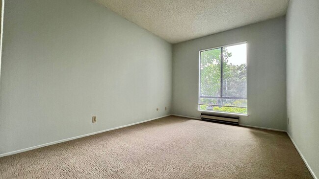 Building Photo - Well-maintained 2bd 1.5 ba  with plenty of...