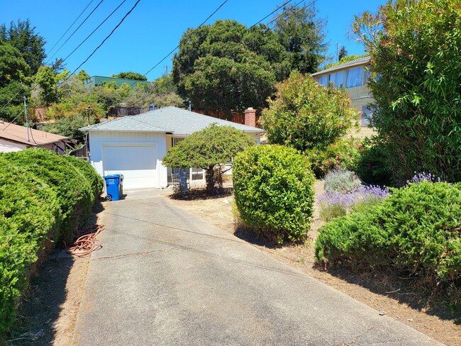 Primary Photo - Single Story Home Located in the hills of ...