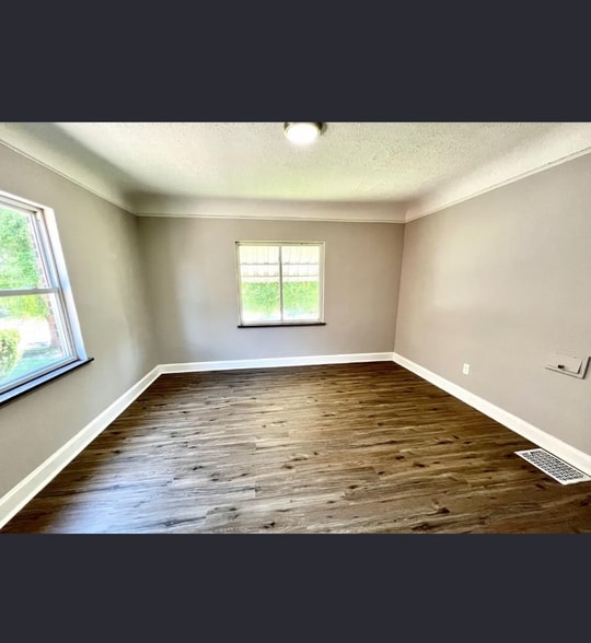 Building Photo - 5323 Laconia Ave