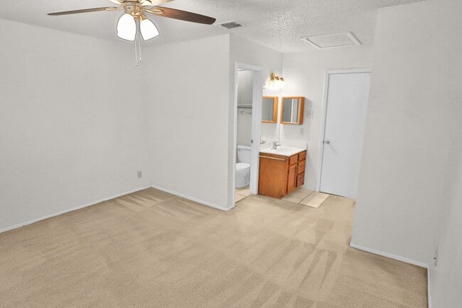 Building Photo - 12210 Apricot Dr