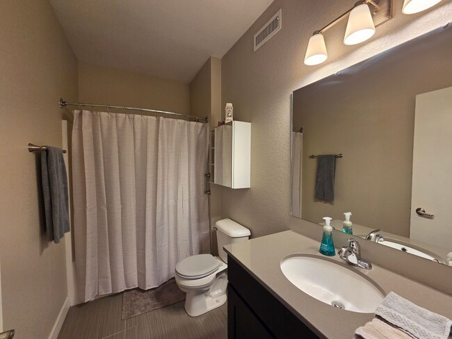 Building Photo - 221 E 5th St